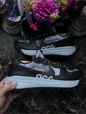 Nike ACG Lowcate
Comfort/Athletic
Fall/Winter Shoes
Size 9 Men/10.5 Women
